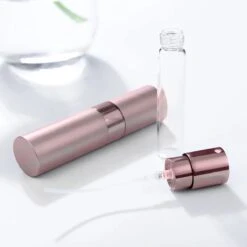 Scenty - Parfum Verstuiver Navulbaar - Mini Parfum Flesje - Reisflesje - Lichtroze 13 Scenty - Parfum Verstuiver Navulbaar - Mini Parfum Flesje - Reisflesje - Lichtroze -Beroemde Parfum Winkel 1200x1200 366