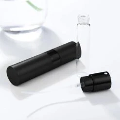 Scenty - Parfum Verstuiver Navulbaar - Mini Parfum Flesje - Reisflesje - Zwart 13 Scenty - Parfum Verstuiver Navulbaar - Mini Parfum Flesje - Reisflesje - Zwart -Beroemde Parfum Winkel 1200x1200 374