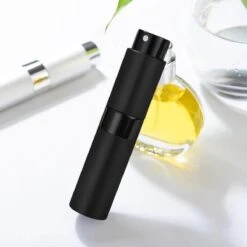 Scenty - Parfum Verstuiver Navulbaar - Mini Parfum Flesje - Reisflesje - Zwart 14 Scenty - Parfum Verstuiver Navulbaar - Mini Parfum Flesje - Reisflesje - Zwart -Beroemde Parfum Winkel 1200x1200 375