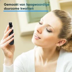 MaxedMore Navulbare Parfumverstuiver 5ml Zwart - 65 Keer Spraybare Parfum Verstuiver - Hervulbaar Tasverstuiver Voor Parfum - Meeneem Mini Geur Flesje Voor Op Reis - Lipstick Formaat Navulbaar Parfumflesje -Beroemde Parfum Winkel 1200x1200 394