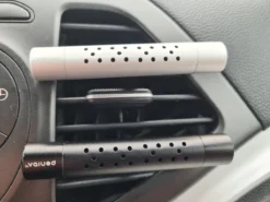 Autoparfum - Luchtverfrisser Auto - Inclusief 5 Geuren - Luxe Design - ZWART - Hervulbaar - Fris -Beroemde Parfum Winkel 1200x899 1