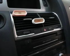 Eco Autoparfum ZWART - 2 Stuks!! - Luxe Auto Luchtverfrisser - Voor Luchtrooster - Autogeur -AutoVerfrisser - Trendy Design - VentilatieroosterMonteerbaar - Herbruikbaar - AutoLuchtje - Geurverfrisser - Eco Friendly - Biologisch Afbreekbaar -Beroemde Parfum Winkel 1200x948 1